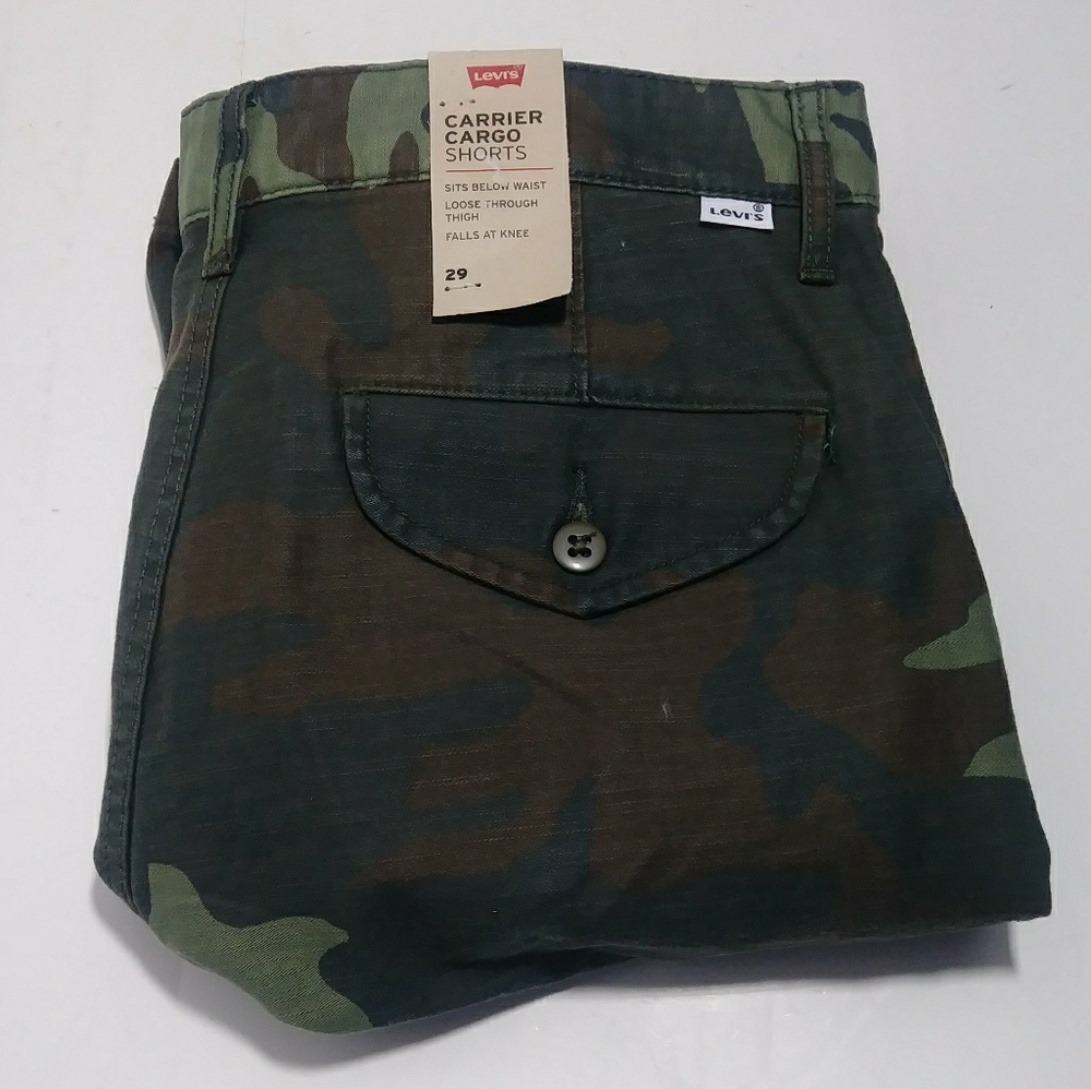 Levi's Men's carrier cargo shorts green camo.